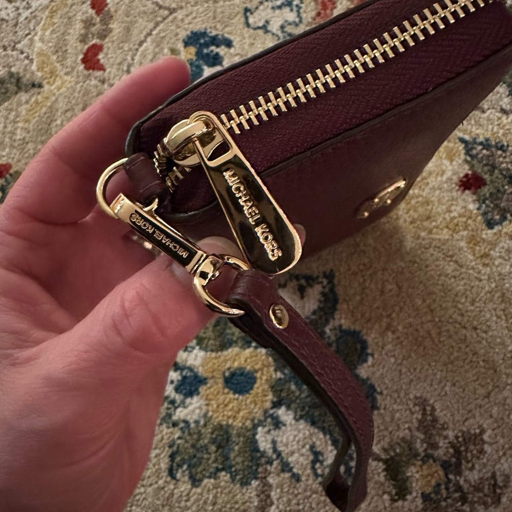 Michael Kor’s Jet Set Continental Travel Full Zip Leather Wallet - Picture 8 of 13